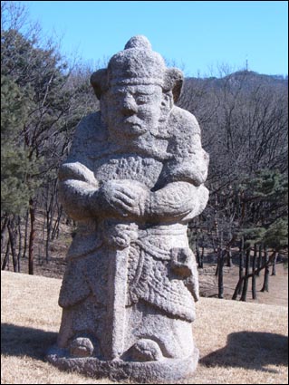 인수대비의 무인석. 무인석은 왕과 왕비 외에는 세울 수 없어 왕세자로 죽은 남편 덕종의 능에는 무인석이 없다. 